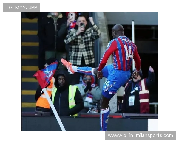 曼联利用快速切换打穿对方中场：现代足球的制胜法宝